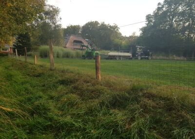 Afrastering van eiken kloofpalen en kastanje rondhout