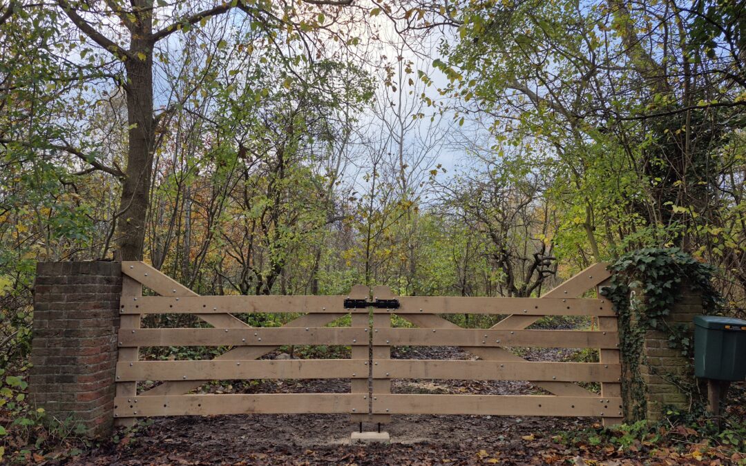 Toegangspoort op maat tussen gemetselde poeren