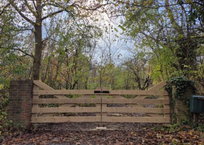 Toegangspoort op maat tussen gemetselde poeren